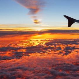 Θέα από το πιλοτήριο και το παράθυρο του αεροπλάνου Θέα από το ηλιοβασίλεμα του αεροπλάνου